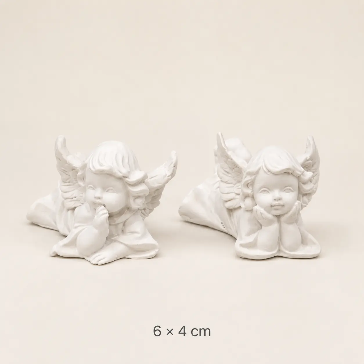 Ležiaci keramický anjelik – 6 × 4 cm