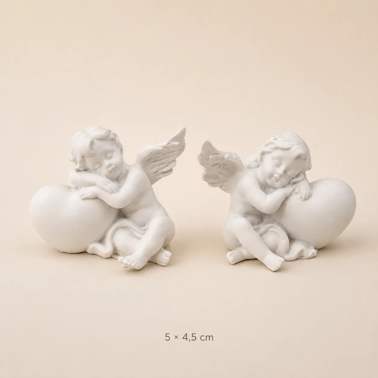 Spiaci keramický anjelik so srdcom – 5 × 4,5 cm
