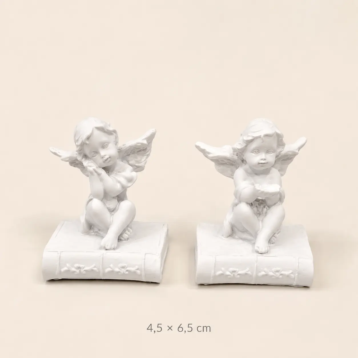 Keramický anjelik na knihe – 4,5 × 6,5 cm