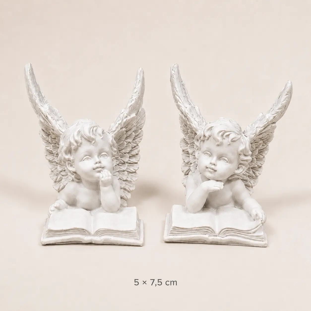 Keramický anjelik pri knihe – 5 × 7,5 cm