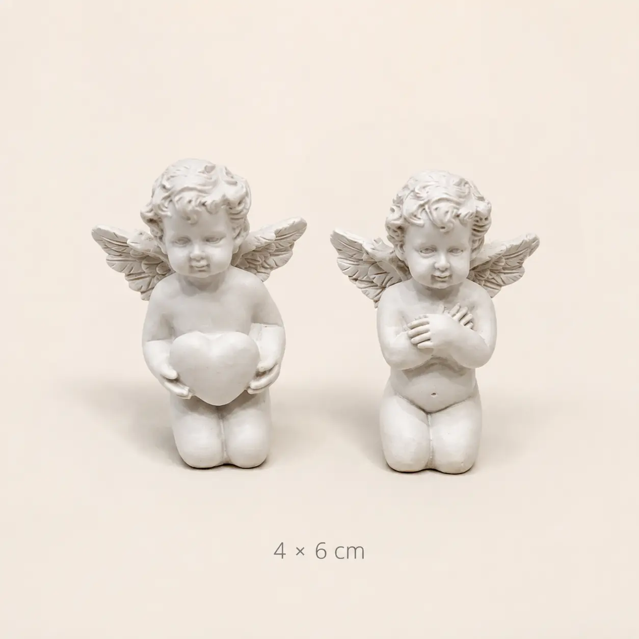 Kľačiaci keramický anjelik – 4 × 6 cm