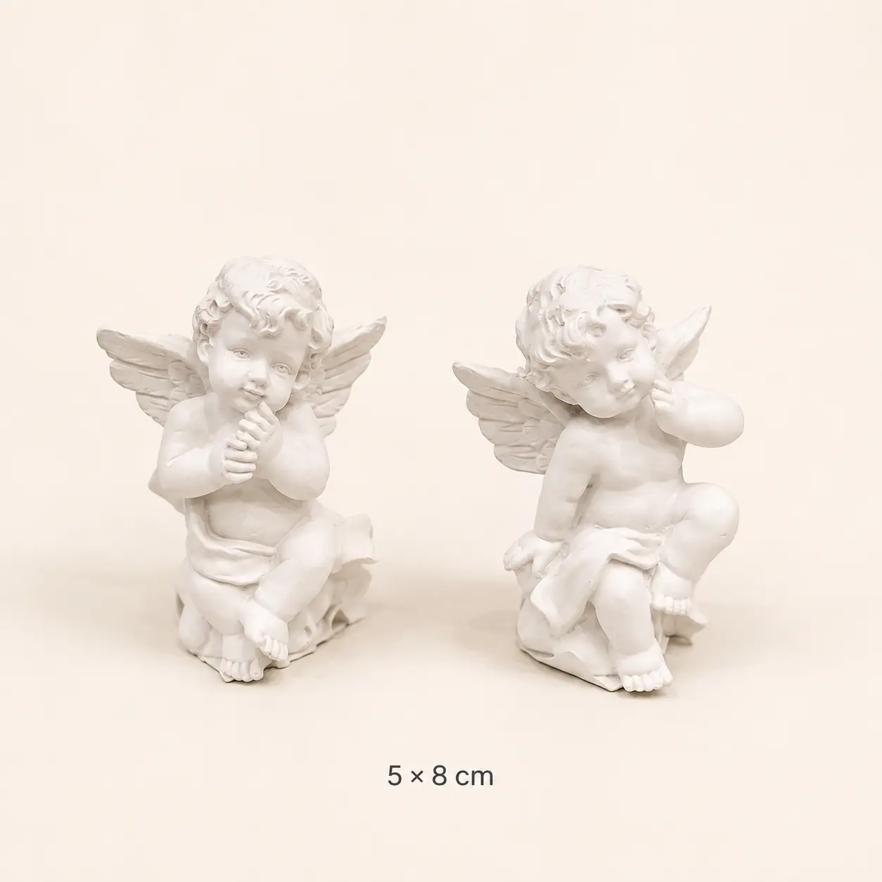 Sediaci keramický anjelik – 5 × 8 cm