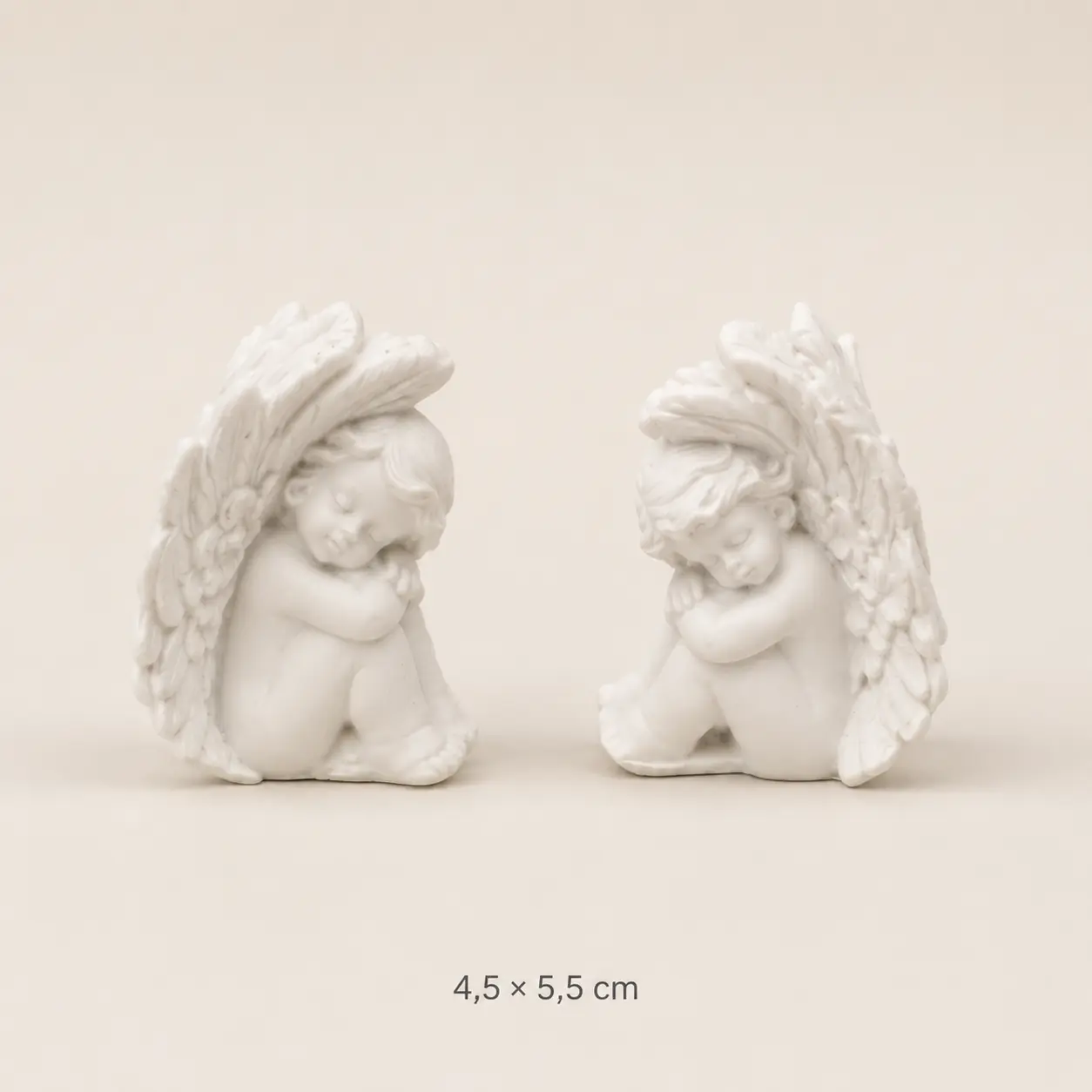 Spiaci keramický anjelik – 4,5 × 5,5 cm