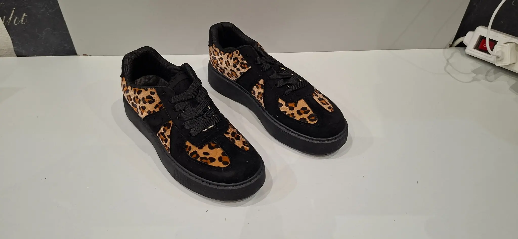 Čierne dámske tenisky s leopardím vzorom – fotografia 2